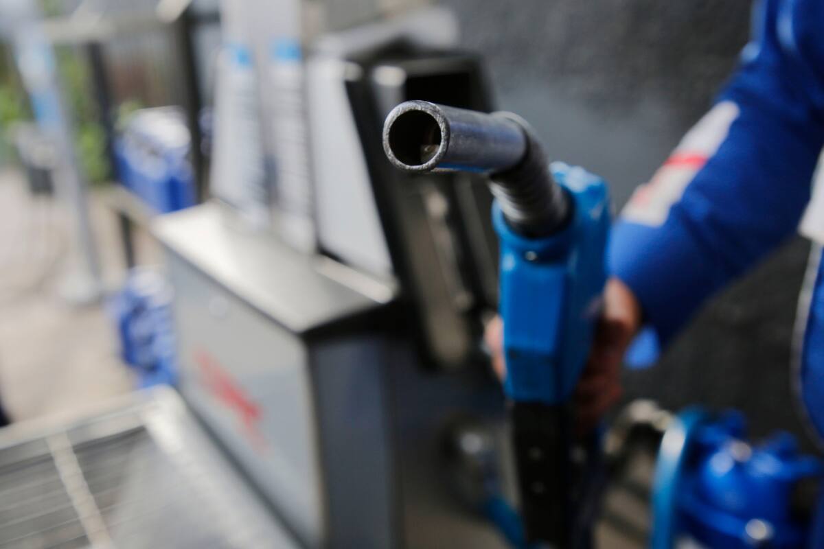 Revisa a qué precio quedó el litro de combustible en tu comuna.