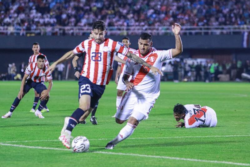 Imagen de la primera fecha de las eliminatorias sudamericanas al Mundial 2026, en que Paraguay y Perú igualaron 0-0.