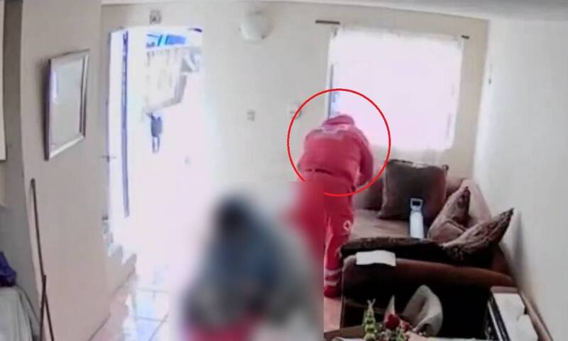 El paramédico sacó de la bolsa de la mujer dinero y lo guardo en un guante