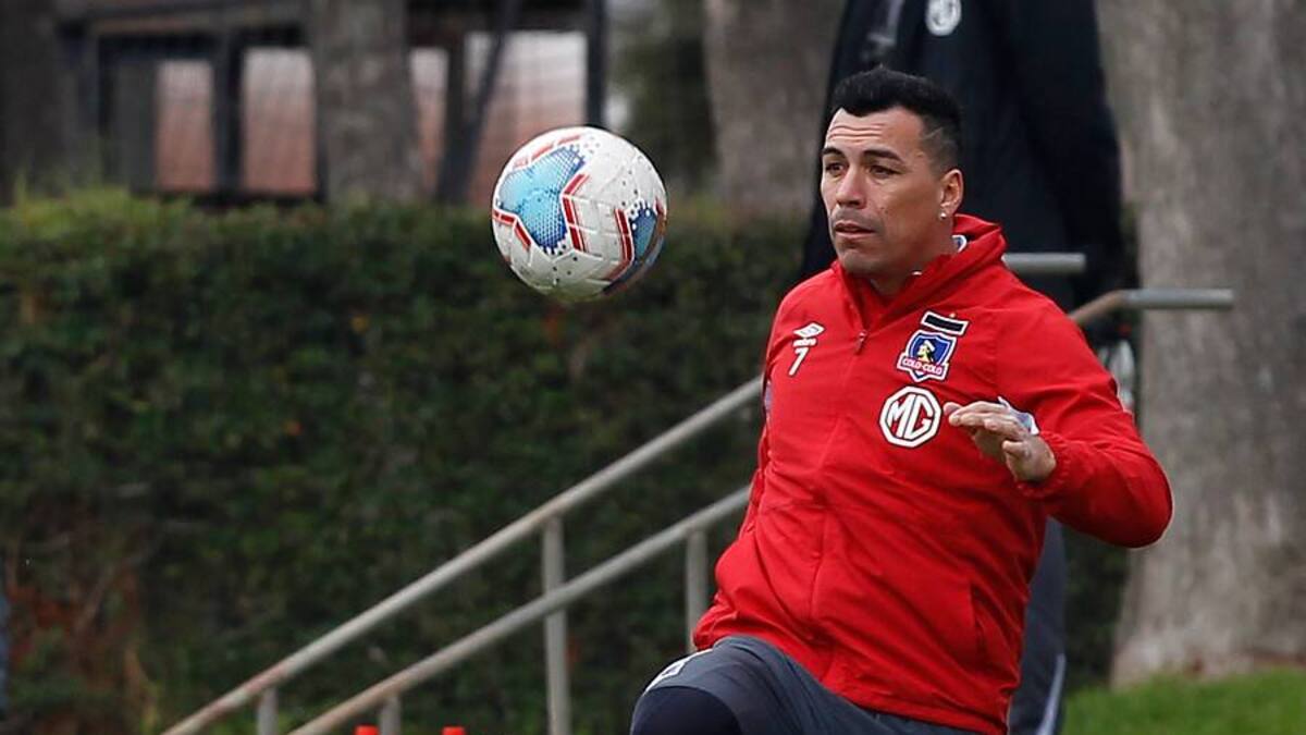 Vega: "Esteban Paredes termina jugando porque los delanteros que trae Colo Colo no están al nivel"