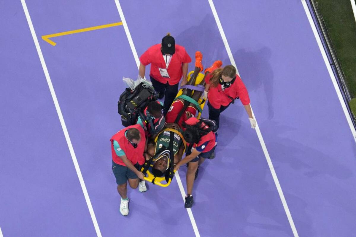 Lamecha Grima se retira en camilla.