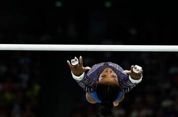 VIDEO | Ni el Dream Team se quiso perder la rutina de Simone Biles que impactó al mundo en París 2024