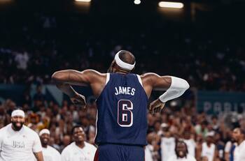 VIDEO | Paliza en París 2024: El Alley-Oop de LeBron James a Jayson Tatum que da la vuelta al mundo