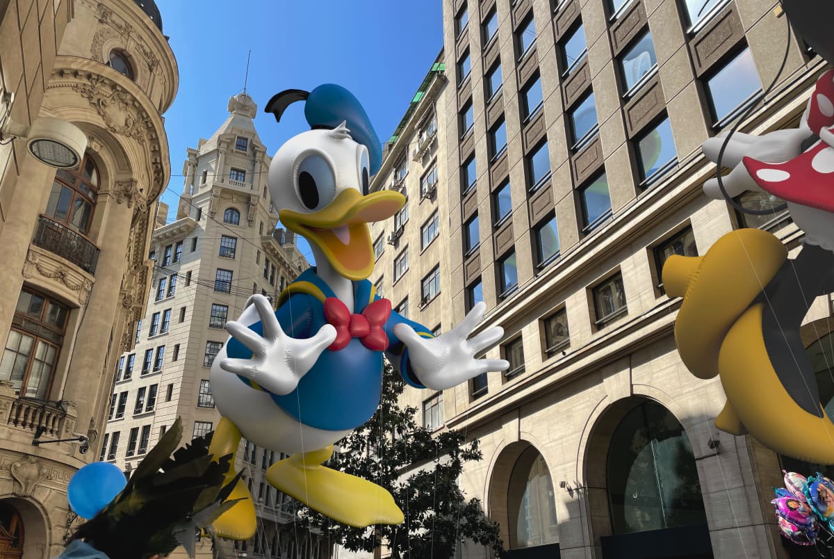 Revisa los desvíos de tránsito por el desfile navideño de figuras inflables gigantes.