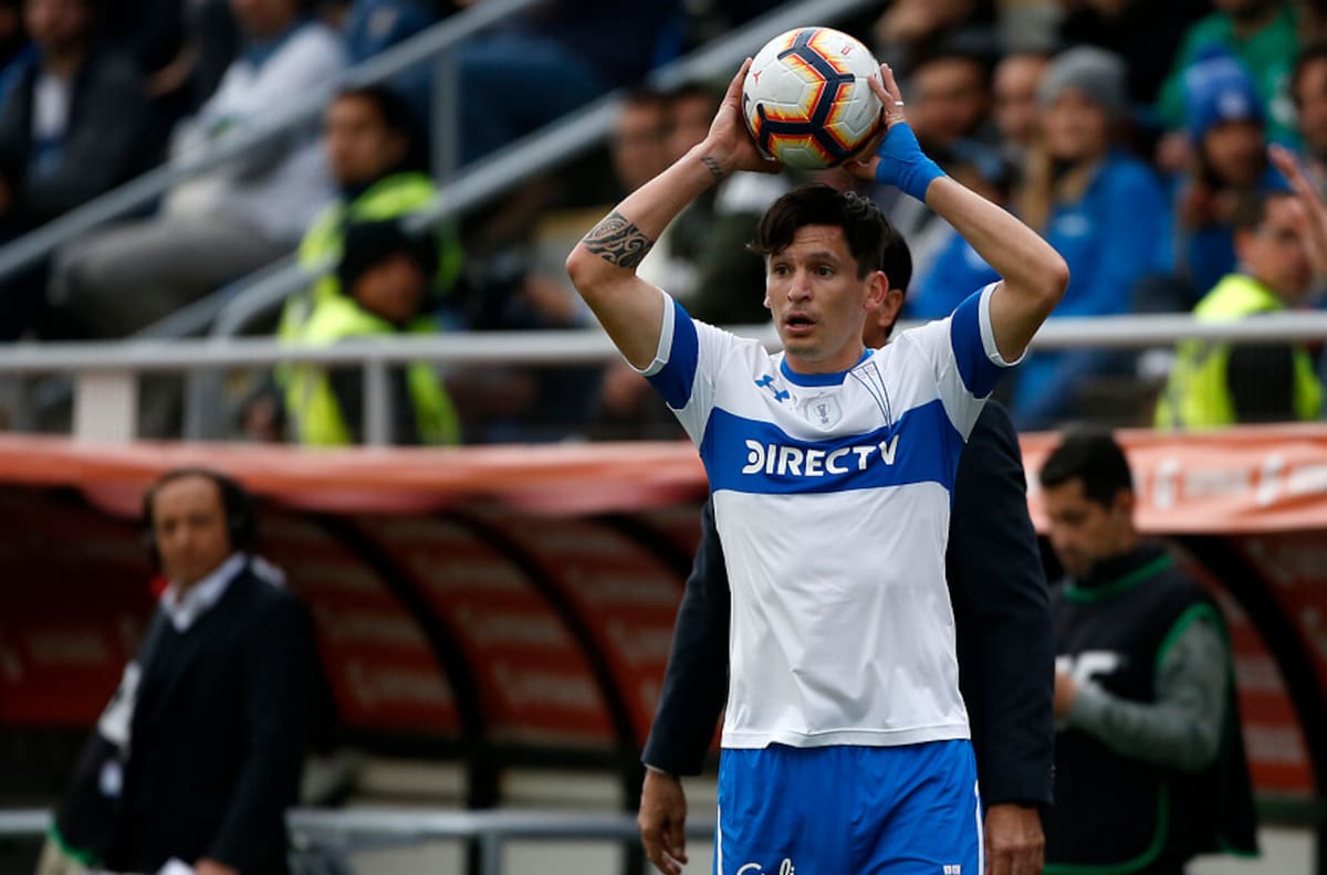 Alfonso Parot dio a conocer la gran colección de camisetas que tiene en su casa