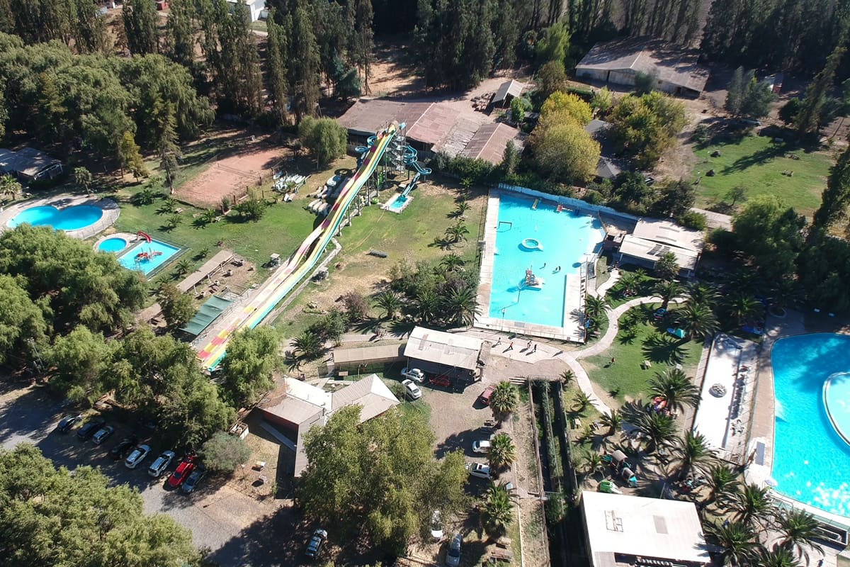 El lugar permite refrescarse en medio de la naturaleza, sumergiéndote en sus piscinas o descansando en sus cómodas áreas verdes a la sombra. Créditos: Aquabuin.