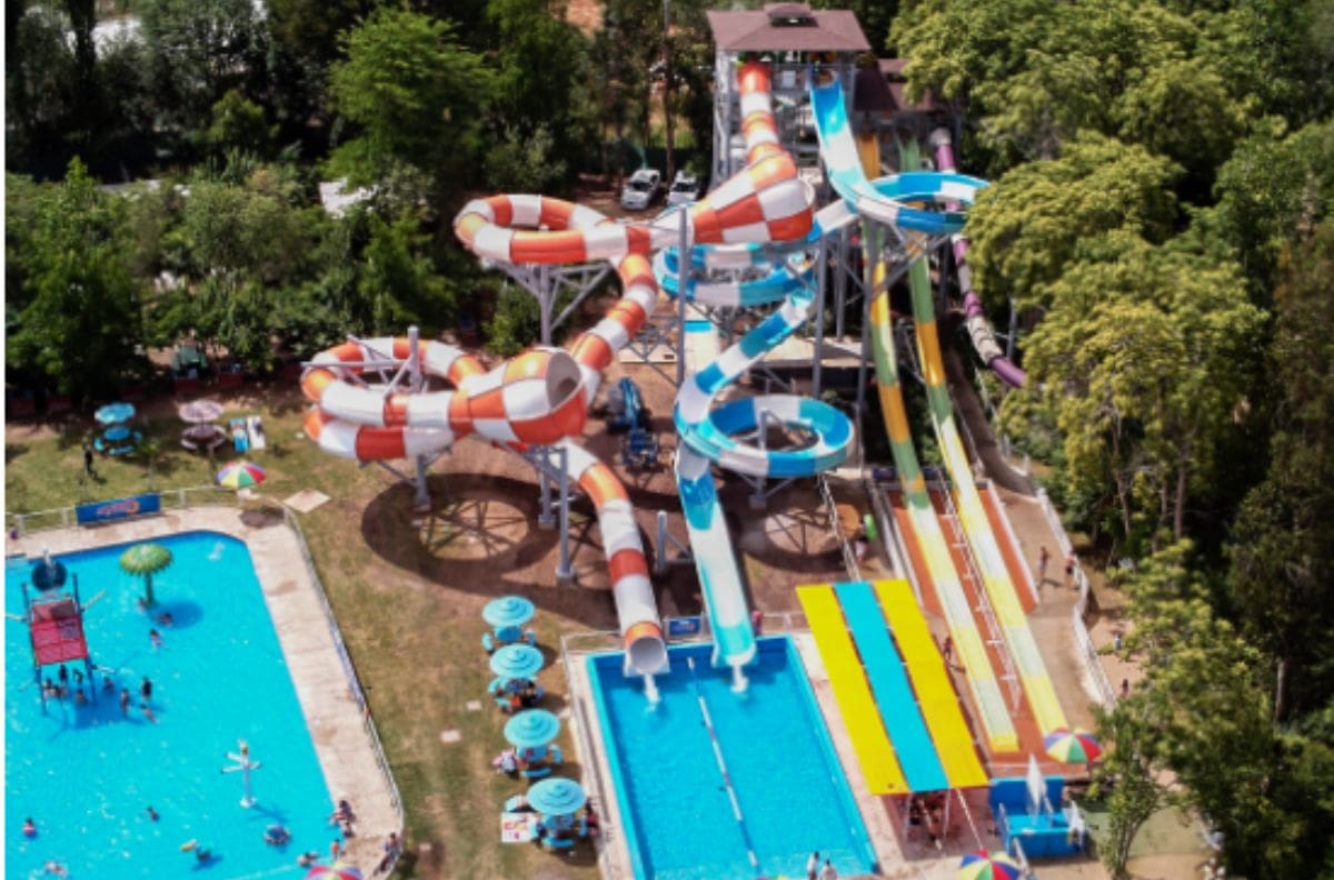 A solo 40 minutos de Santiago: Este parque acuático ya abrió sus puertas y es el panorama perfecto para ti y tu familia