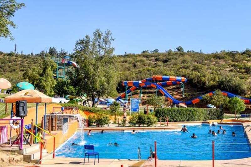Este cuenta con más de dos piscinas, diferentes toboganes y entretenciones. Foto: Facebook Curunina.