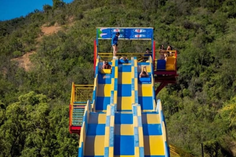 Está ubicado en Quilpué, a menos de dos horas de Santiago.
Créditos: Parque Acuático Curunina.