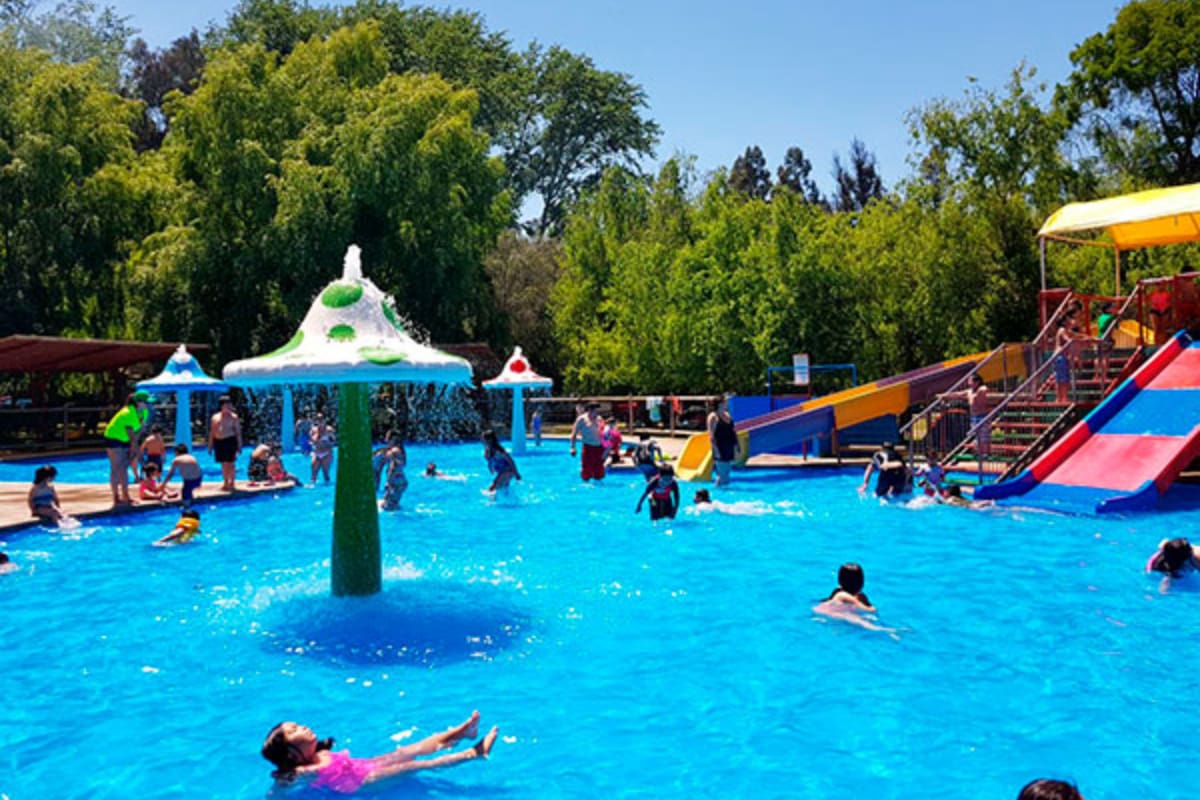 Escapa del calor en este entretenido parque acuático.
