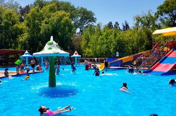 En este parque acuático puedes pasar un día completo escapando del calor por solo $8.000