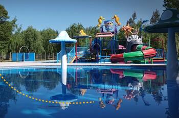 Este parque acuático queda a 45 minutos de Santiago: Tiene toboganes, piscina infantil, laguna y más