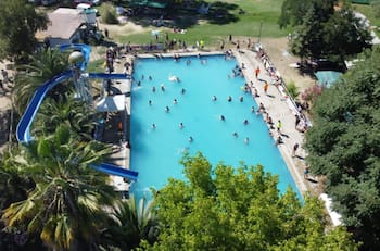 Este parque acuático de la región de O’Higgins ofrece piscinas y toboganes para capear el calor de las vacaciones