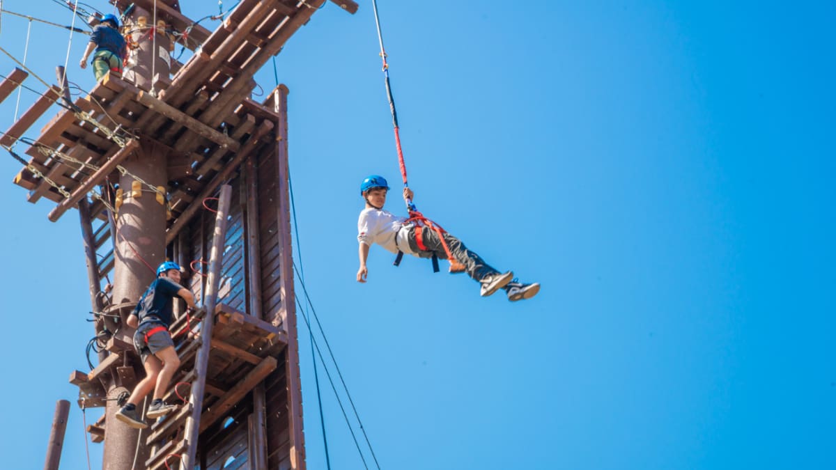 El parque de aventuras extremas que conquista Santiago: ofrece canopy, muros de escalada y puentes colgantes