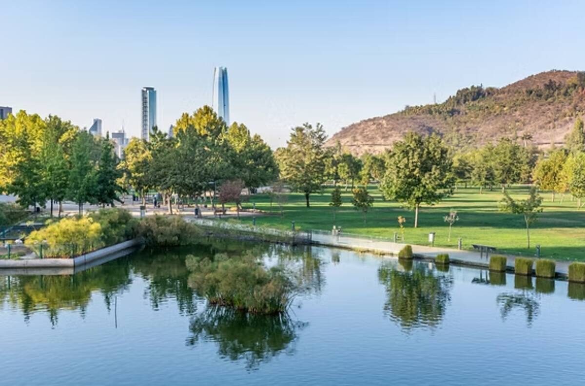 Ofrece dos lagunas, canil de adiestramiento y entrada a $0: el pulmón verde ideal para pasar los últimos días del verano en Santiago