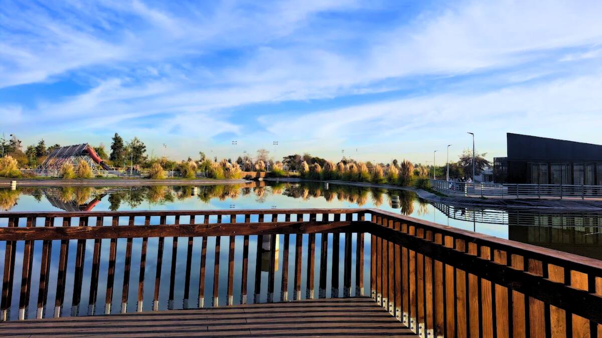 Tiene una laguna, juegos infantiles y es gratuito: el parque de la RM que es perfecto para despedir el verano
