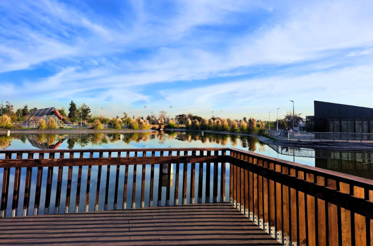 Tiene una laguna, juegos infantiles y es gratuito: el parque de la RM que es perfecto para despedir el verano
