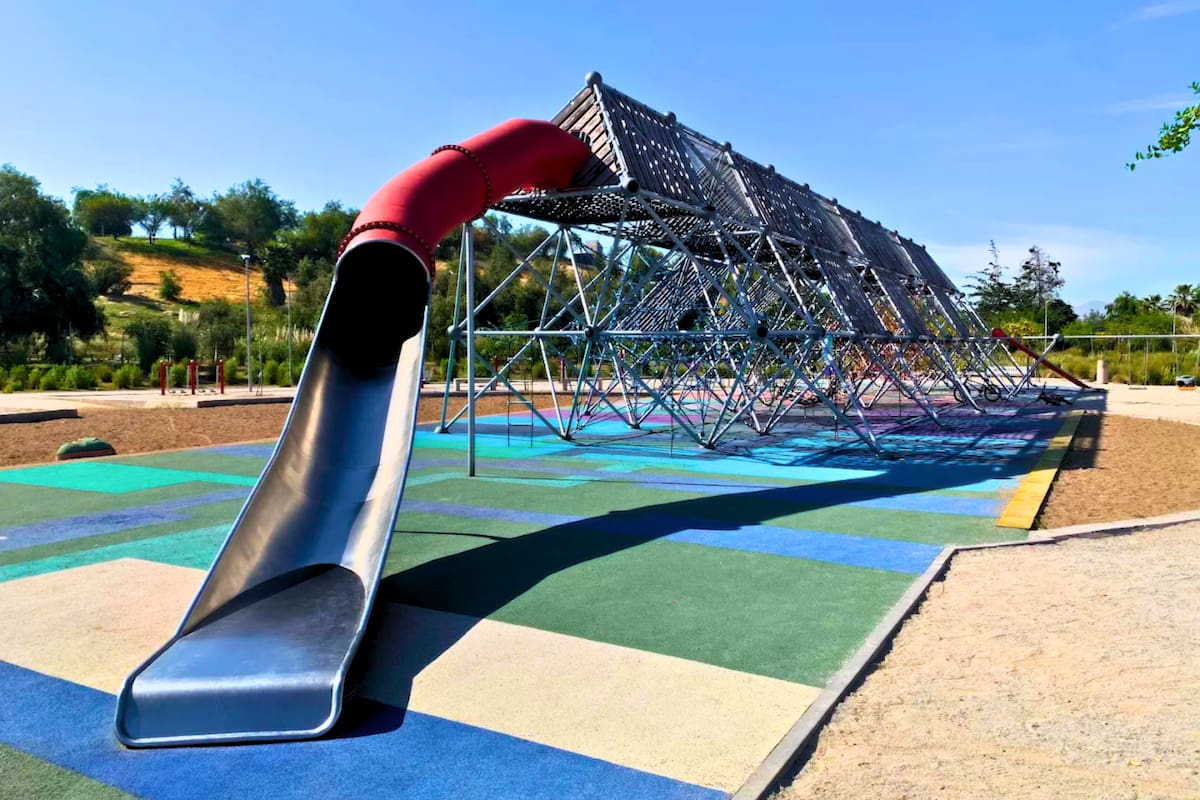 El espacio verde posee grandes juegos para la diversión de las niñas y niños. Créditos: Google Maps.