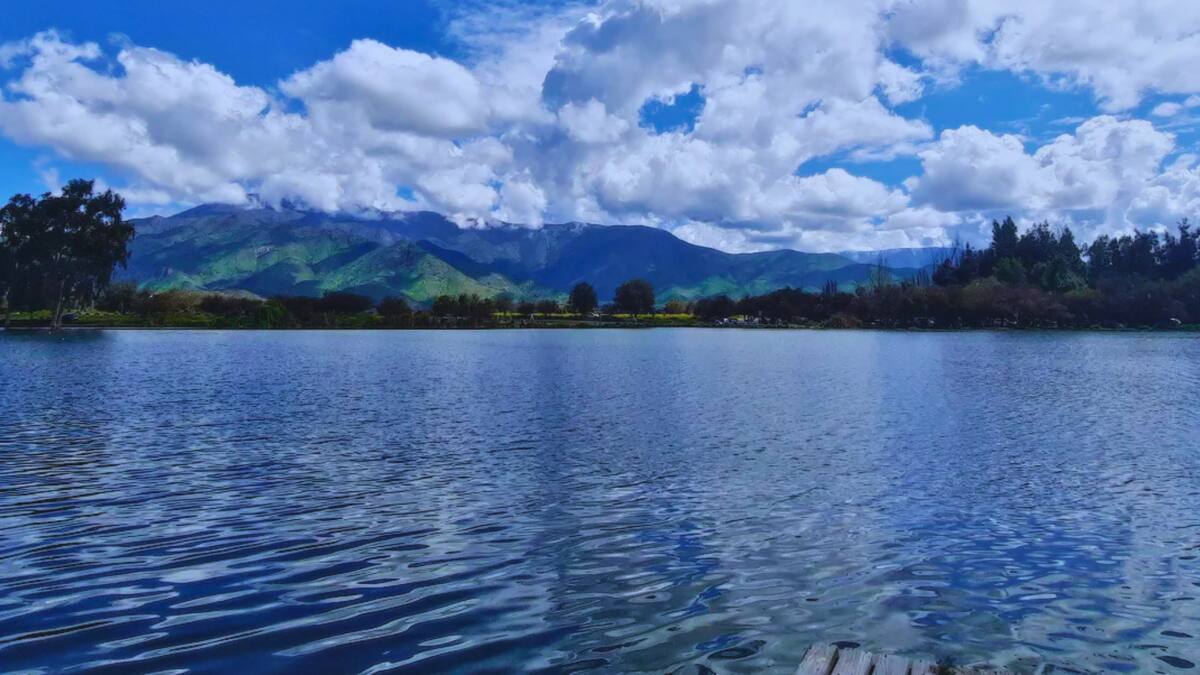 El pulmón verde con laguna que pocos conocen en Santiago: un excelente panorama para iniciar el otoño