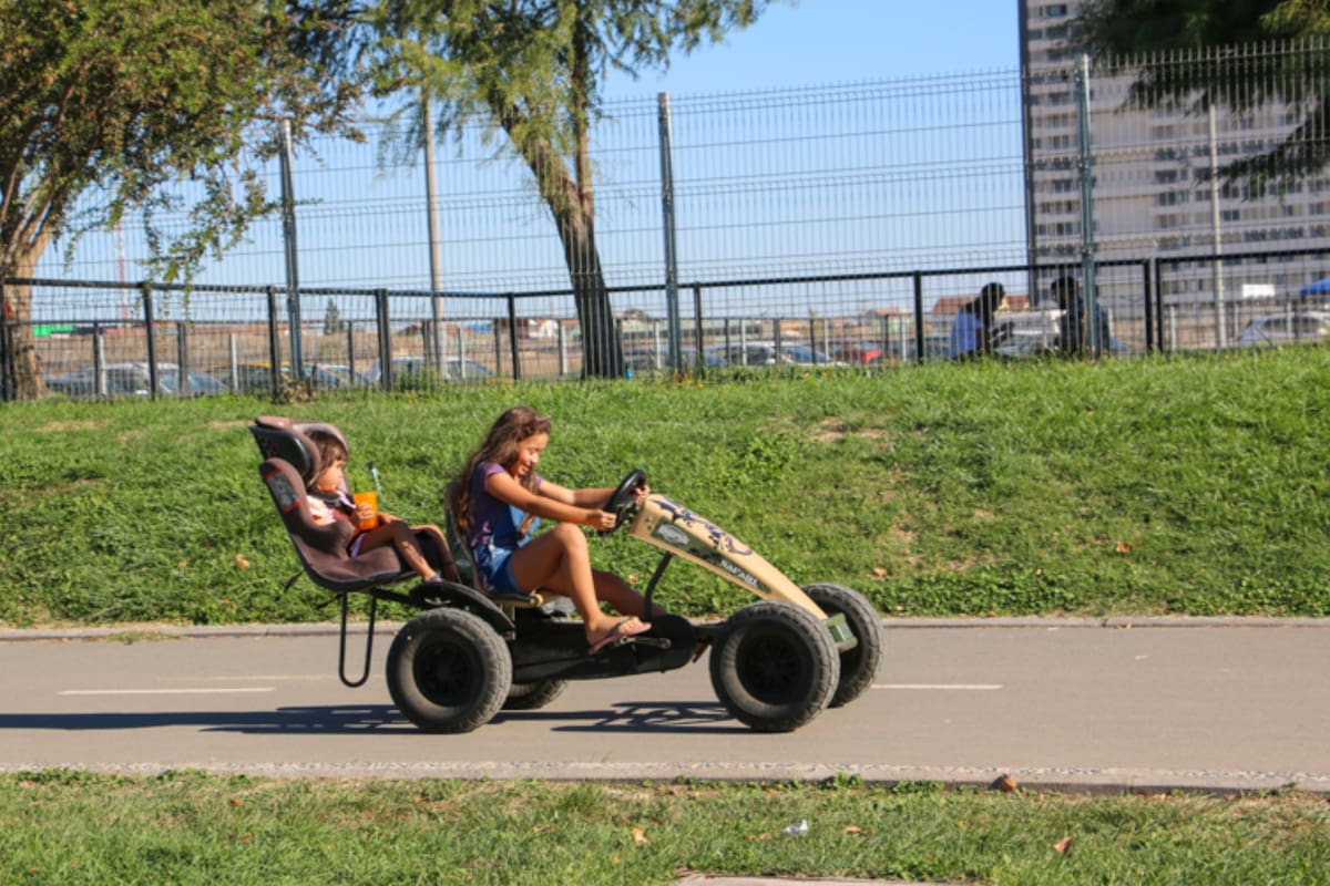 Dentro del pulmón verde se puede andar en bicicleta u otros similares, los que también se pueden arrendar en el interior del recinto. Foto: amosantiago.cl