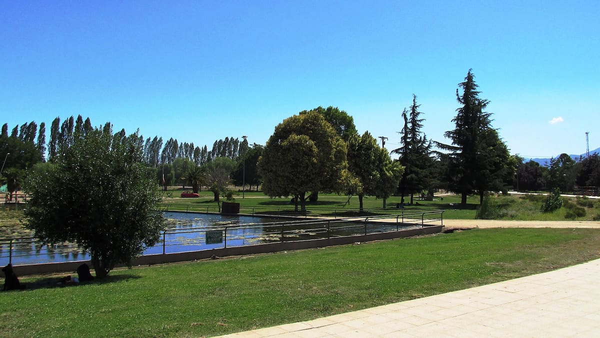 El imperdible pulmón verde de la Región de O’Higgins con laguna artificial: se ubica a solo una hora de Santiago