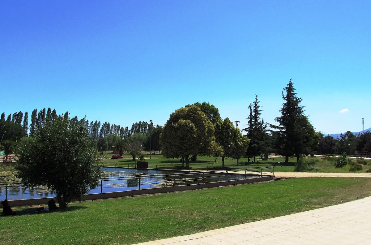 El imperdible pulmón verde de la Región de O’Higgins con laguna artificial: se ubica a solo una hora de Santiago