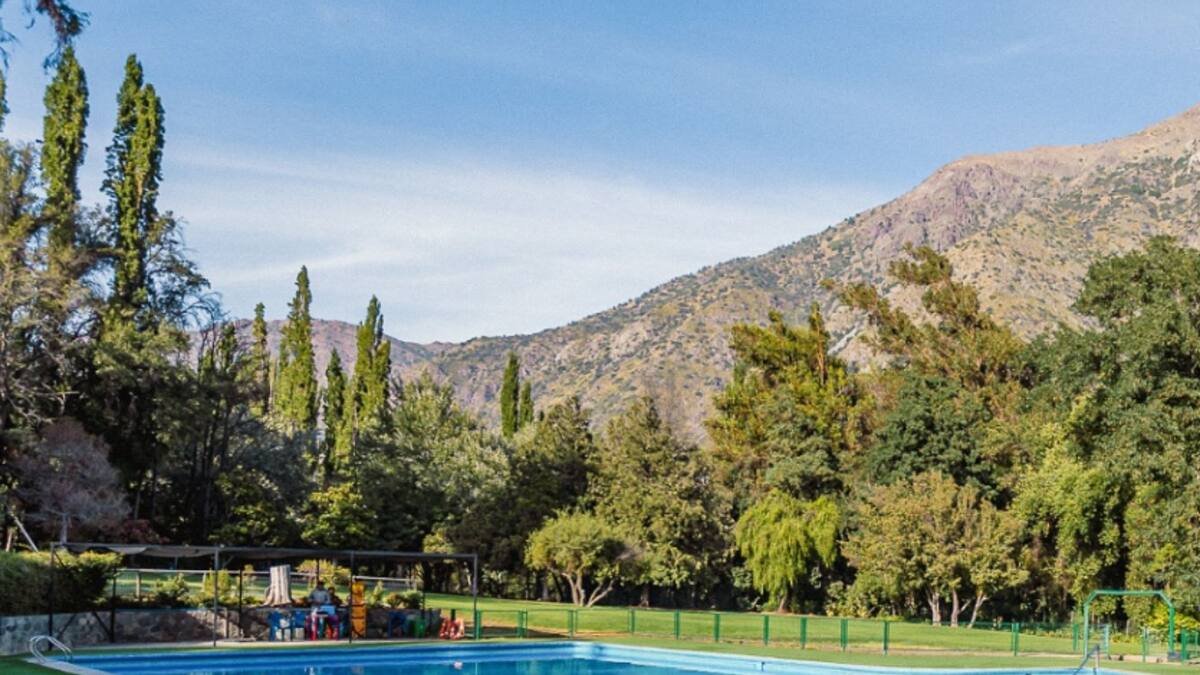 Tiene piscina y áreas verdes: Este gran parque rodeado de naturaleza es perfecto para visitar con la familia en verano