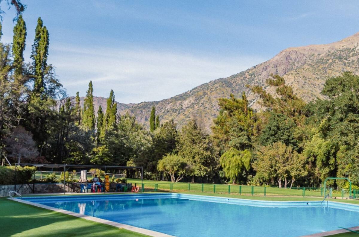 Tiene piscina y áreas verdes: Este gran parque rodeado de naturaleza es perfecto para visitar con la familia en verano