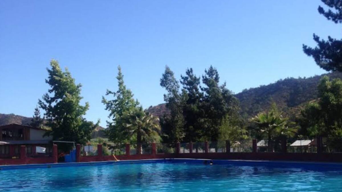 A solo una hora de Santiago: Este gran parque con piscinas y quinchos es ideal para visitar en verano 2026