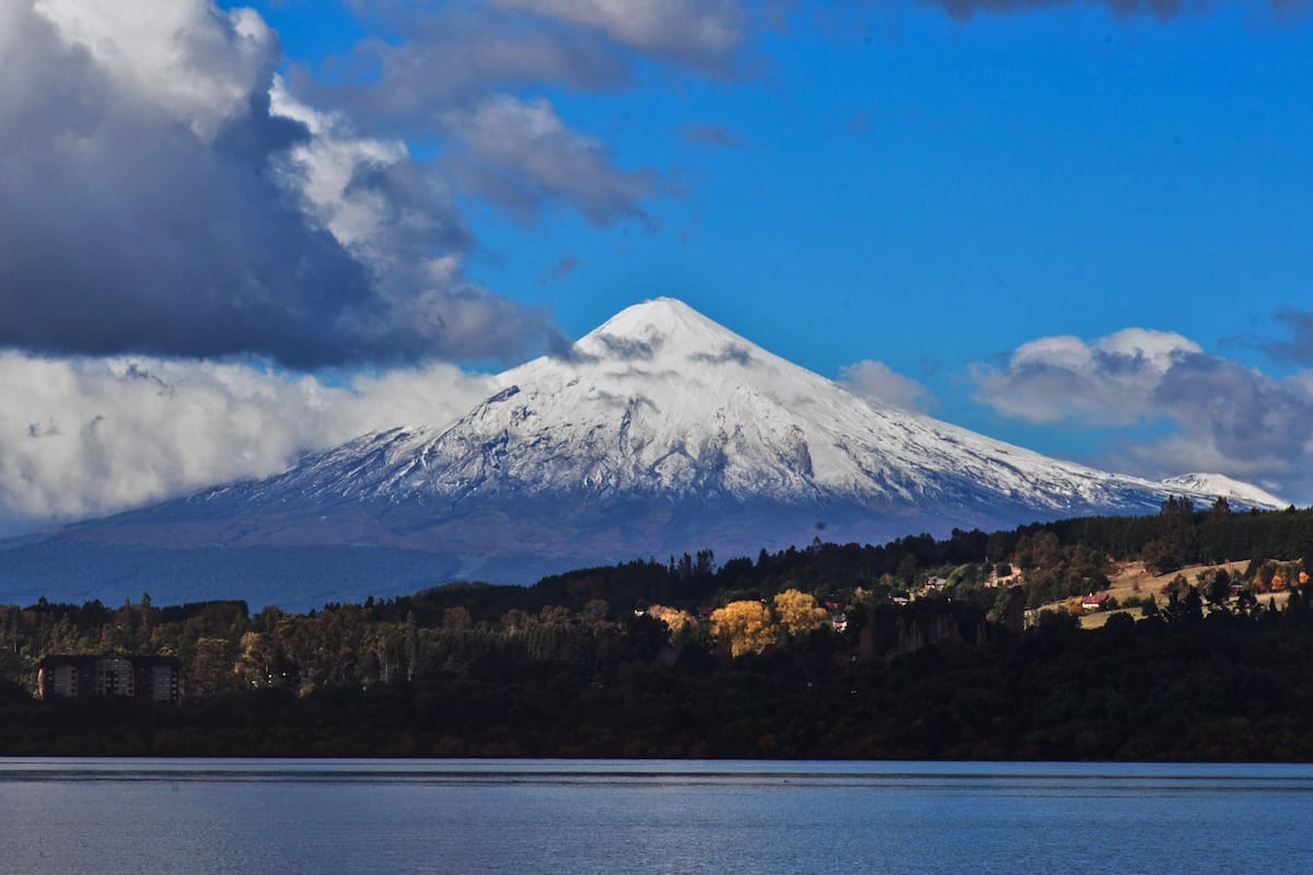 El panorama tiene senderismo por un volcán, un bosque nativo y permite pasar por un puente colgante. Foto: Andeshandbook.