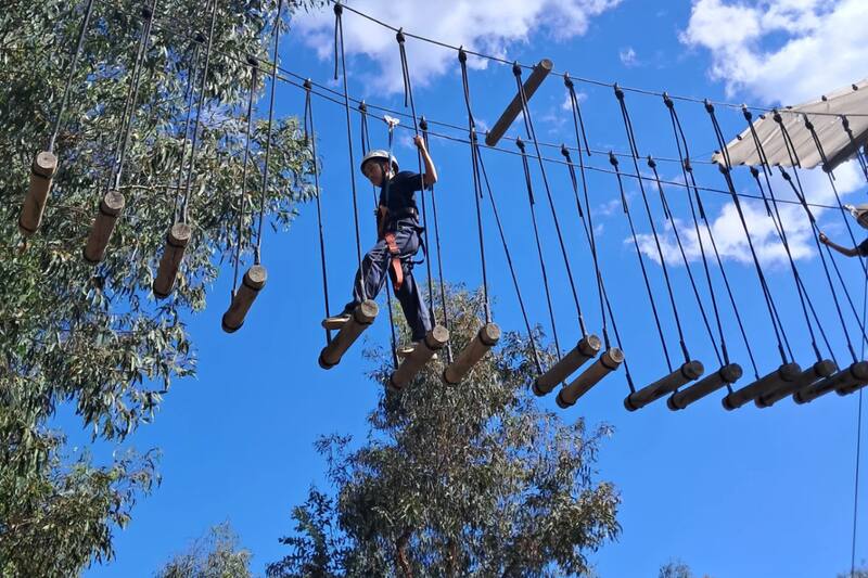 El recinto cuenta con distintos recorridos de obstáculos que obligan a desafiar tus habilidades en las alturas. Créditos: Instagram.