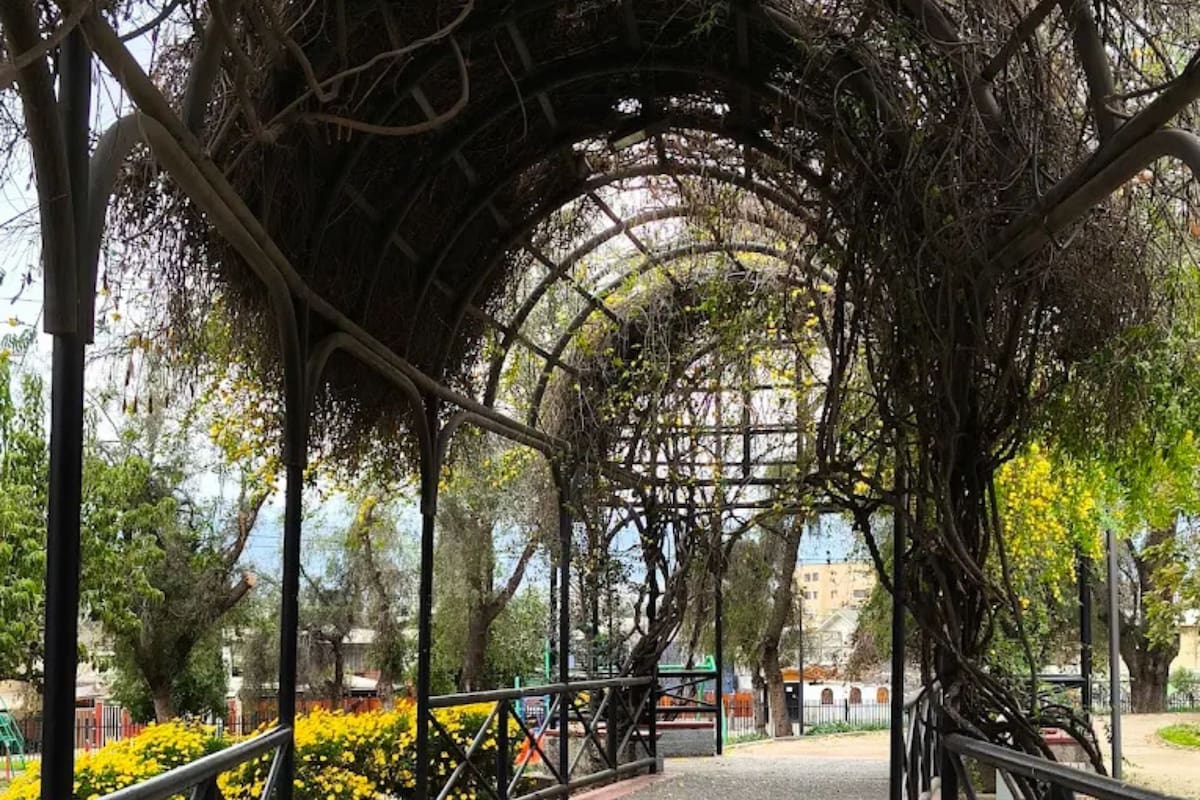 Está ubicado a pasos de la estación de metro Pedrero (L5).
Créditos: Google Maps.