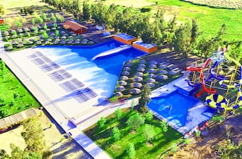 Espacio Bustos: El parque acuático con olas y toboganes a menos de 1 hora de Santiago