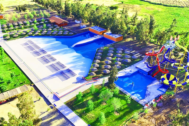 El recinto cuenta con actividades, piscinas con oleajes y toboganes para capear el calor.
Foto: Espacio Bustos.