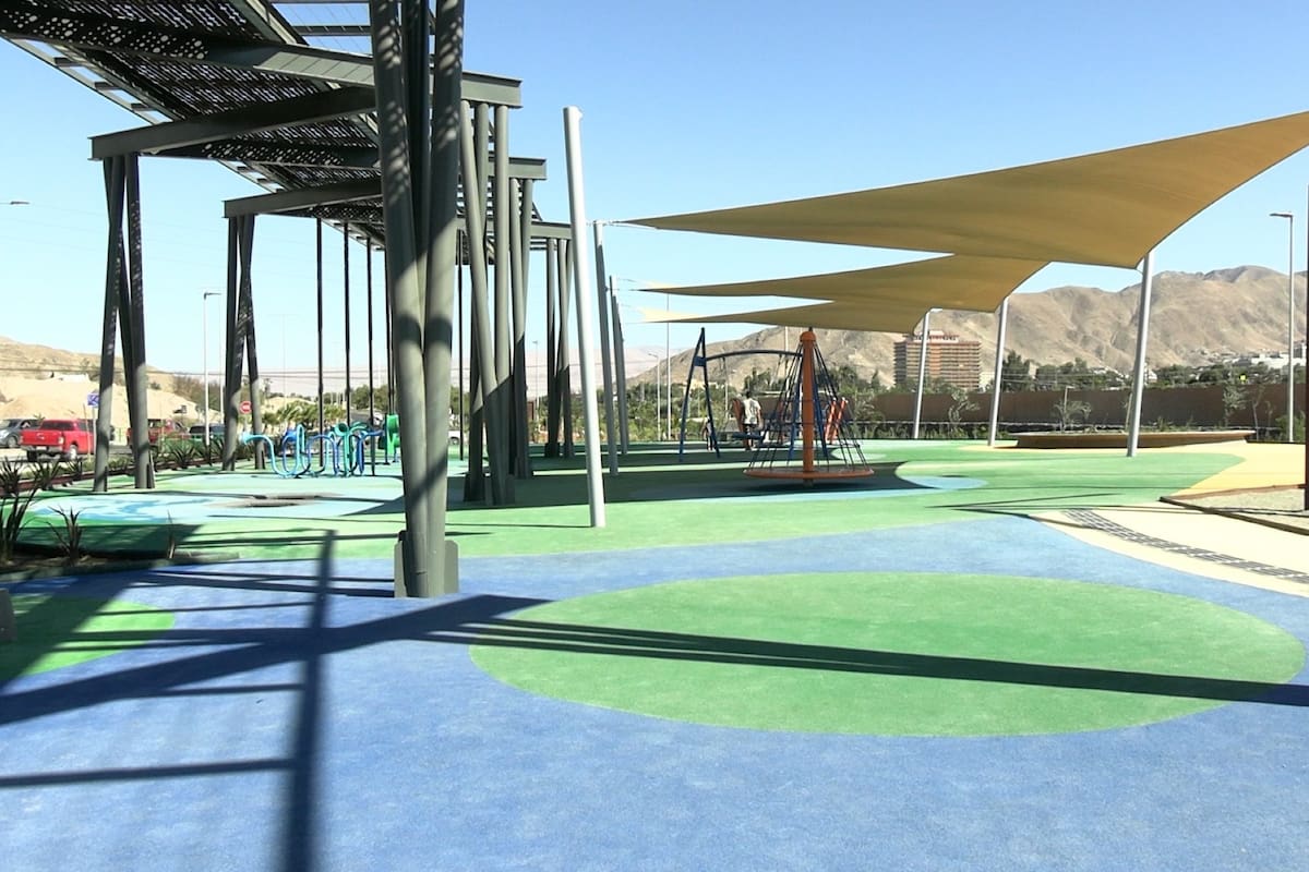 Cuenta con una zona de juegos infantiles ideal para la familia.