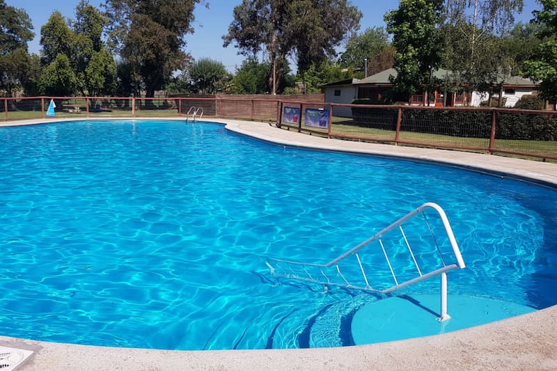 El lugar cuenta con piscinas para niños y adultos, quinchos, áreas para pícnic, entre otras comodidades y servicios. Créditos: Google Maps.