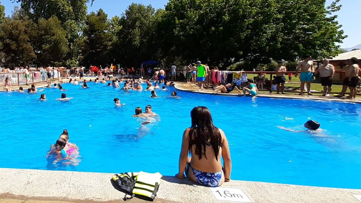 Esta piscina a solo 40 minutos de Santiago es perfecta para una escapada después del Año Nuevo