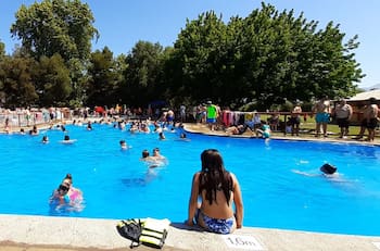 Esta piscina a solo 40 minutos de Santiago es perfecta para una escapada después del Año Nuevo