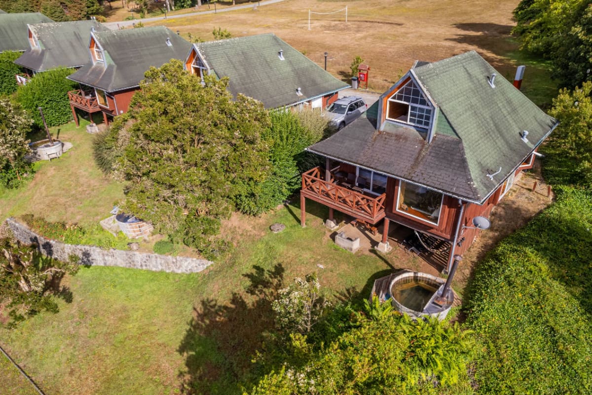 El lugar ofrece cómodos alojamientos en medio de la naturaleza que rodea al Volcán Villarrica. Créditos: Google Maps.