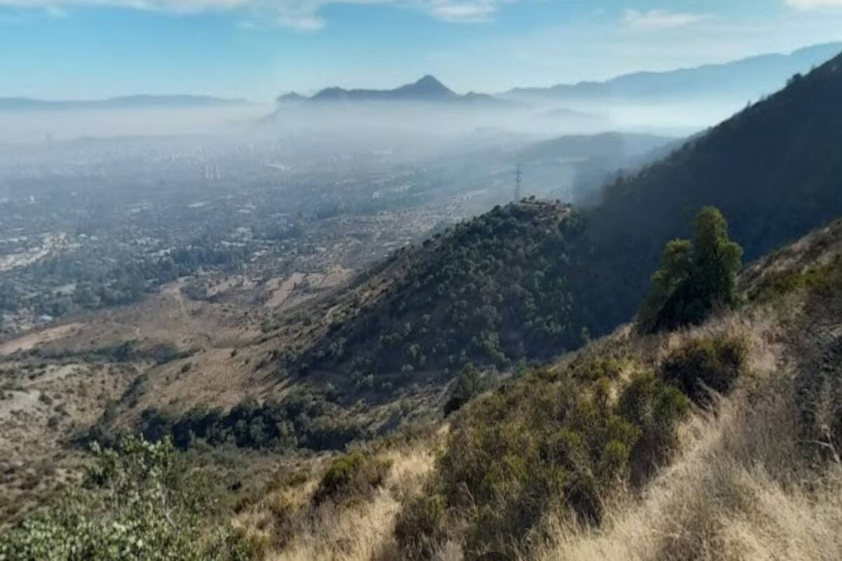 Está ubicado en la precordillera de Santiago, en concreto, en la comuna de La Reina.
Créditos: Google Maps.
