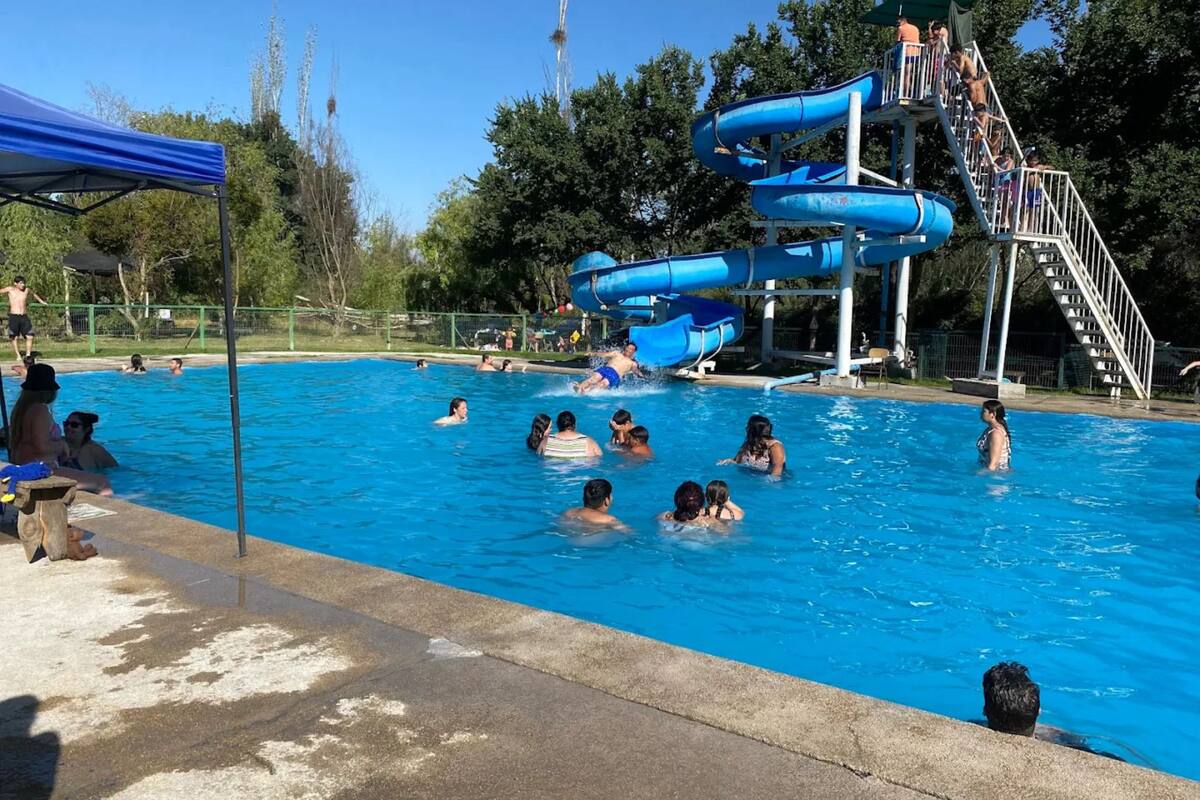 Cuenta con 5 piscinas, toboganes y áreas verdes.
Créditos: Google Maps.
