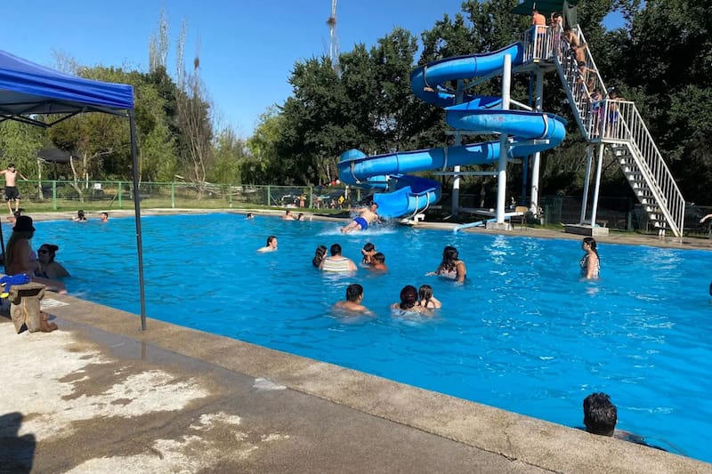 Cuenta con 5 piscinas, toboganes y áreas verdes.
Créditos: Google Maps.