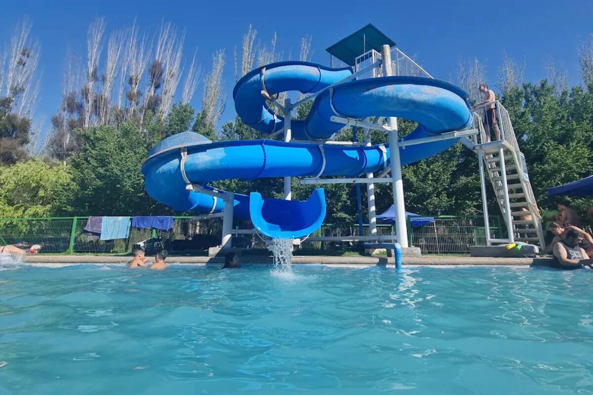 El recinto cuenta con piscinas y toboganes perfectos para desafiar el agua y las alturas este verano. Créditos: Google Maps.