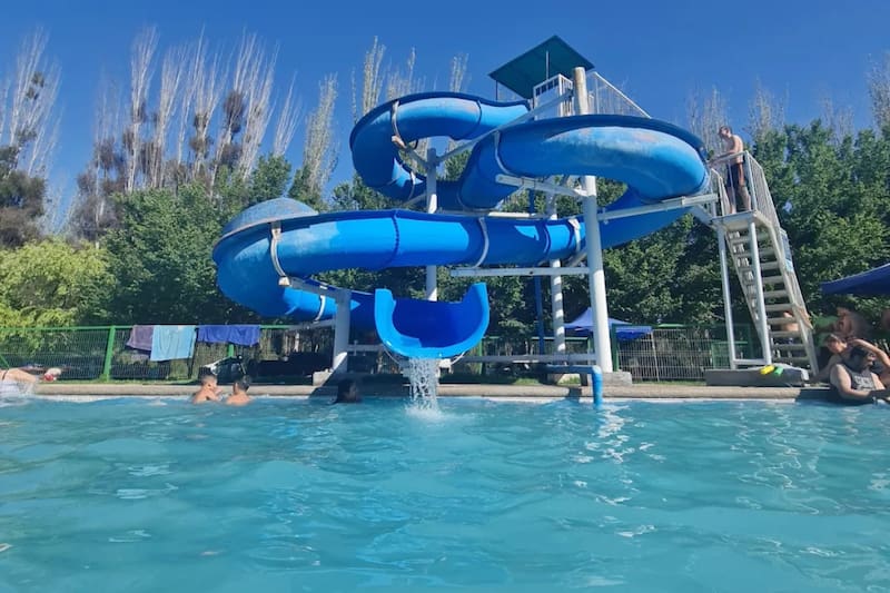 El recinto cuenta con piscinas y toboganes perfectos para desafiar el agua y las alturas este verano. Créditos: Google Maps.