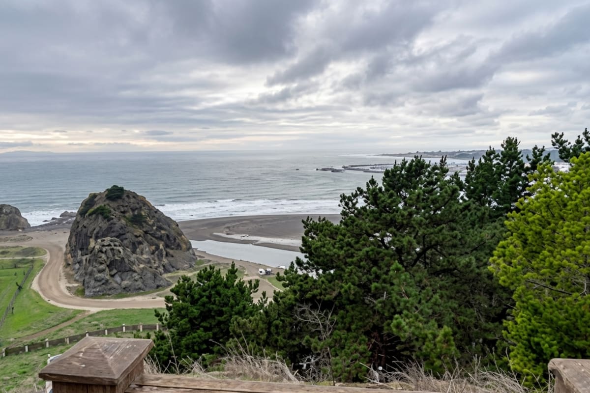 Este mirador natural de 90 metros de altura situado en Constitución, Región del Maule. Foto: Defensores Región del Maule vía Instagram.
