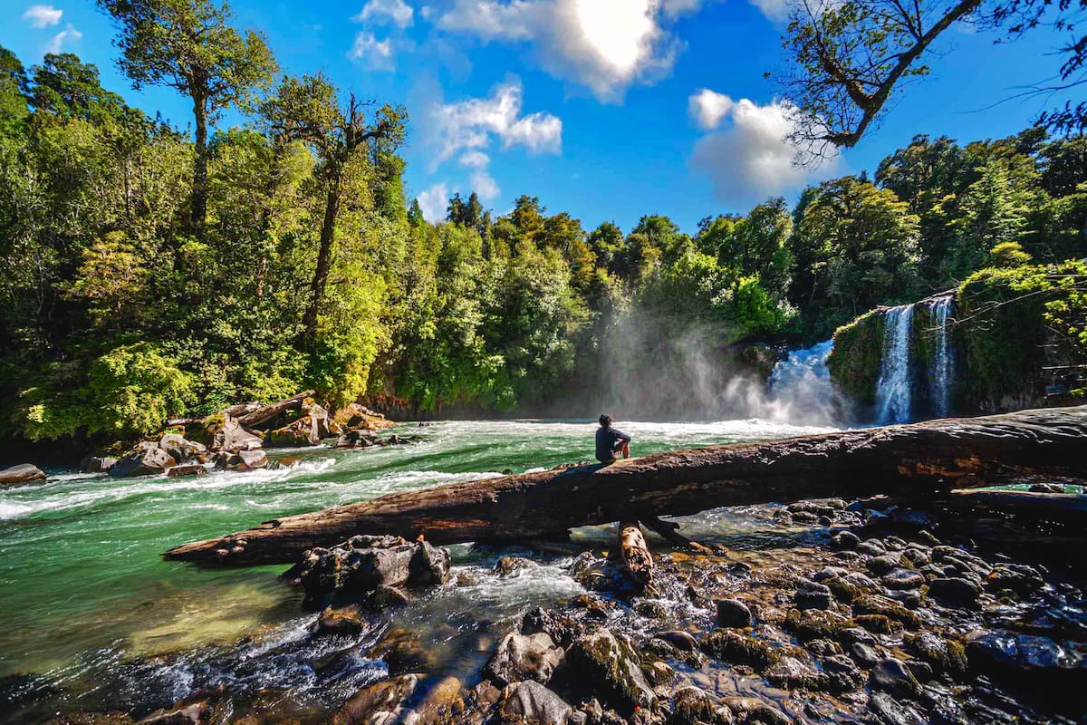 Un paraíso natural del sur de Chile que ofrece termas naturales y bosques dorados. Foto: ChileTravel.