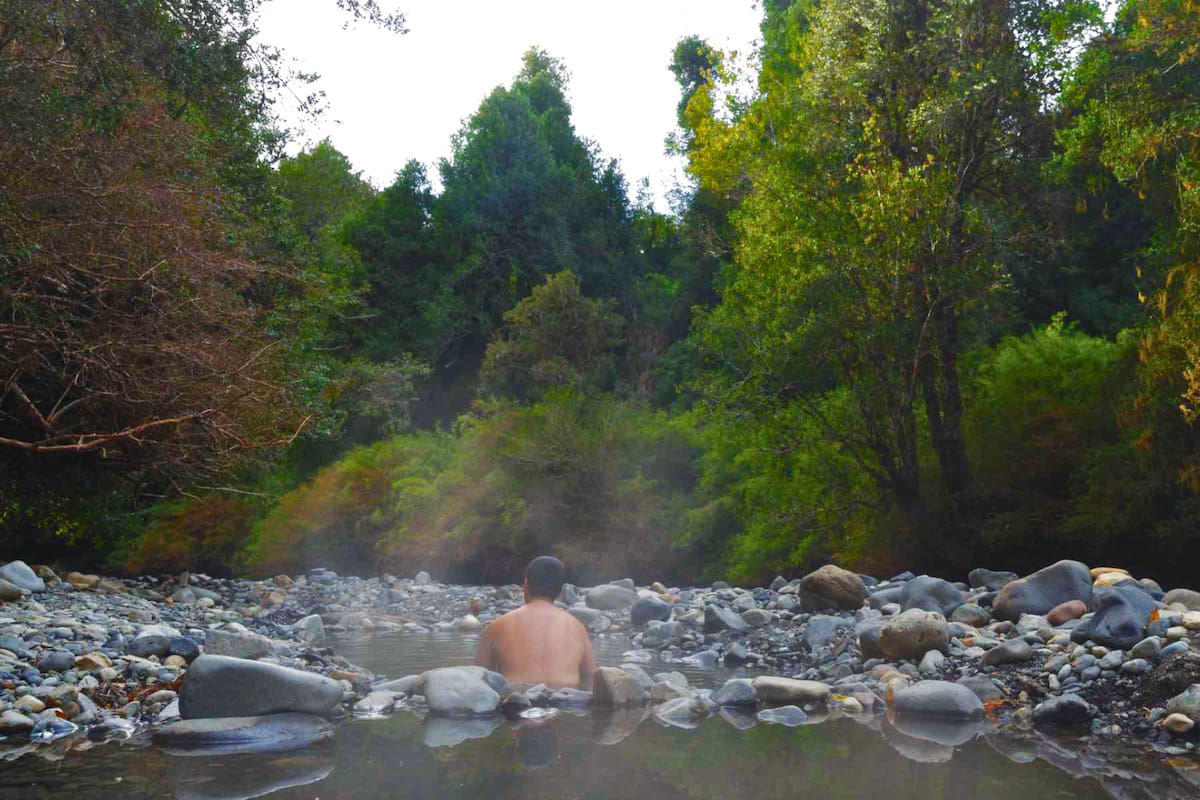 Una de sus mayores atracciones son sus aguas termales, las que se posicionan como la mejor actividad durante las bajas temperaturas. Foto: ChileTravel.