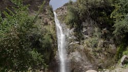 Sin salir de Santiago: El parque natural que sorprende con una imponente cascada y esteros cristalinos