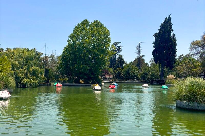 Además de los museos, en el lugar de puede disfrutar de la naturaleza e incluso de paseos en bote por la laguna.