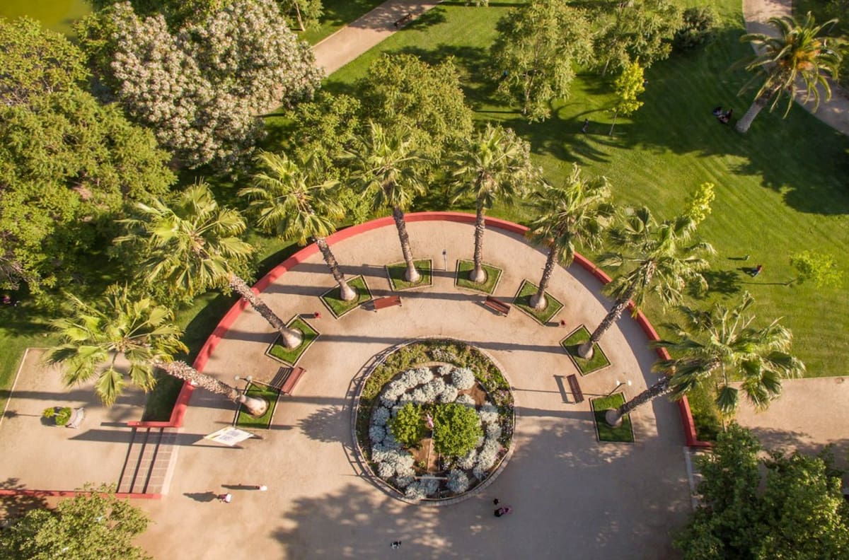El imperdible pulmón verde escondido en Santiago: Tiene laguna artificial, juegos infantiles y 5 hectáreas de áreas verdes